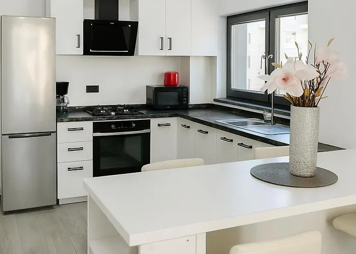 Seaview Lotus - Between Opera & White Tower *