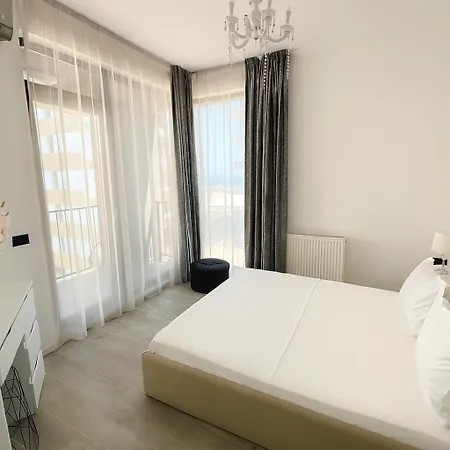 Seaview Lotus - Between Opera & White Tower Mamaia