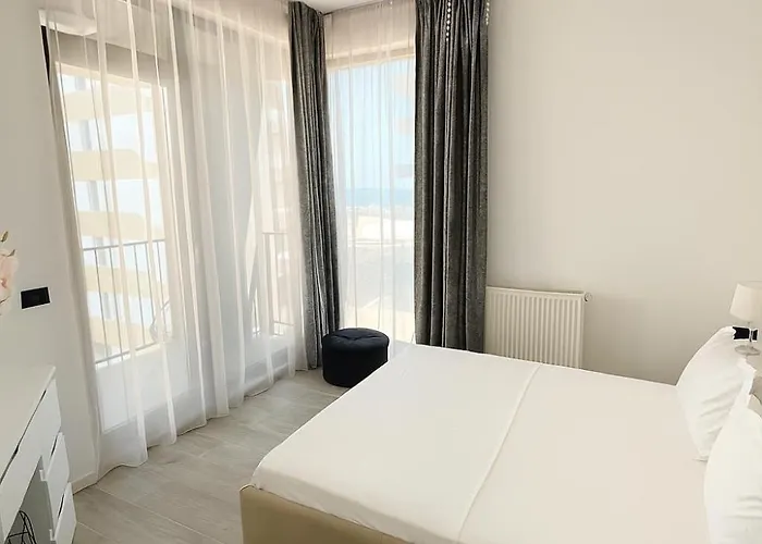 Seaview Lotus - Between Opera & White Tower Mamaia