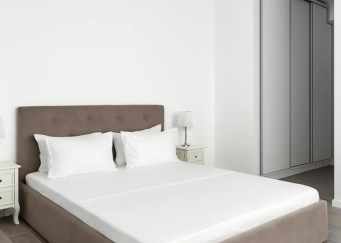 Seaview Lotus - Between Opera & White Tower Mamaia