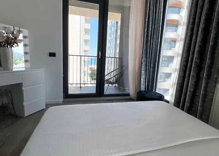 Seaview Lotus - Between Opera & White Tower Mamaia